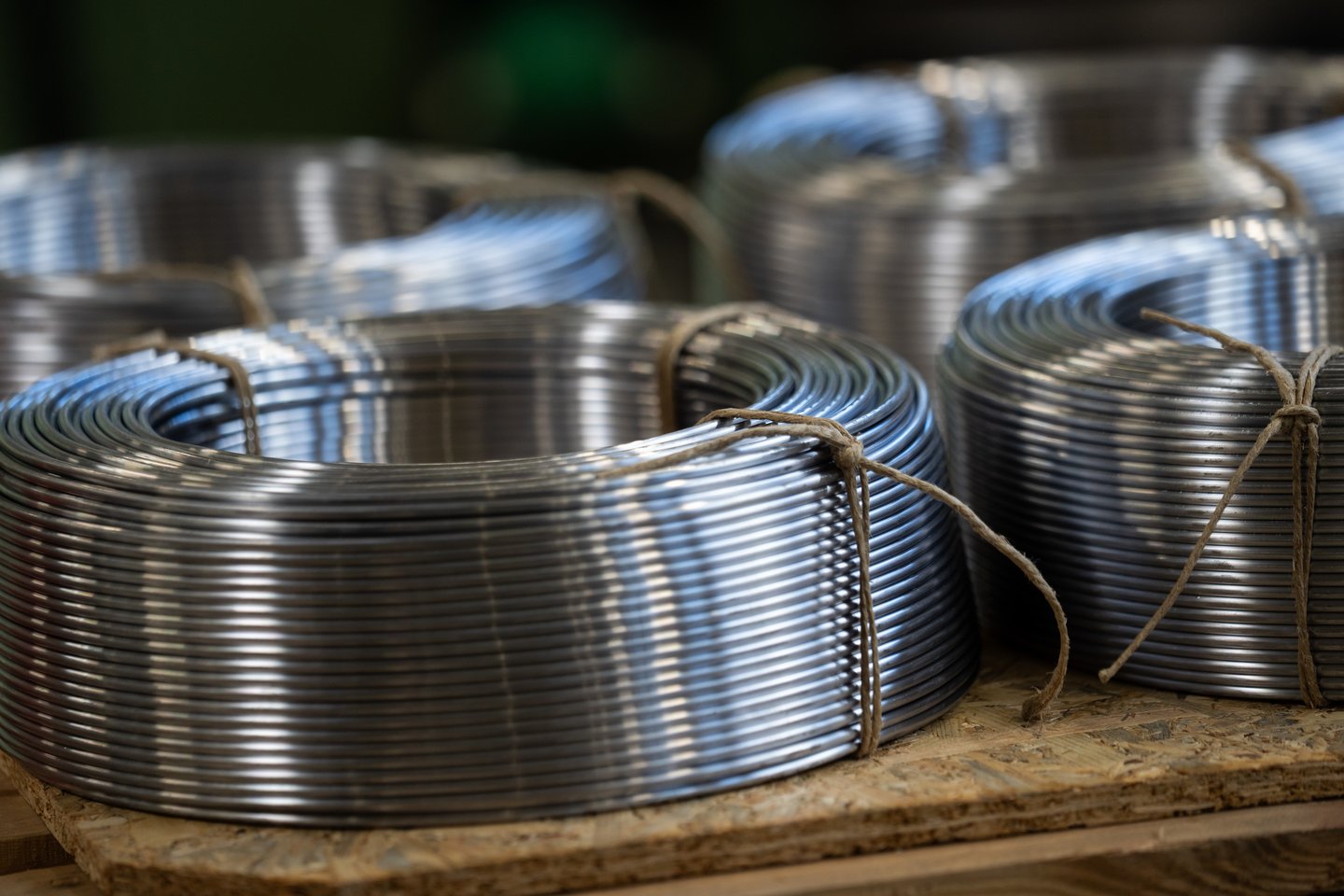 Vienintelė šovinių gamintoja Baltijos šalyse AB „Giraitės ginkluotės“ gamykla pradeda eksploatuoti karinių, snaiperinių kulkų bei švininės šerdies formavimo presus.