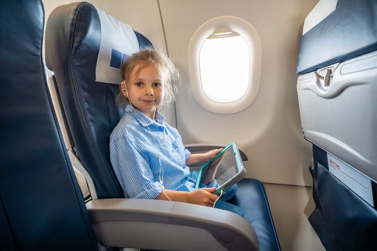 Stiuardesės poelgis lėktuve mažai mergaitei įsiminė visam gyvenimui: susitiko po daugybės metų