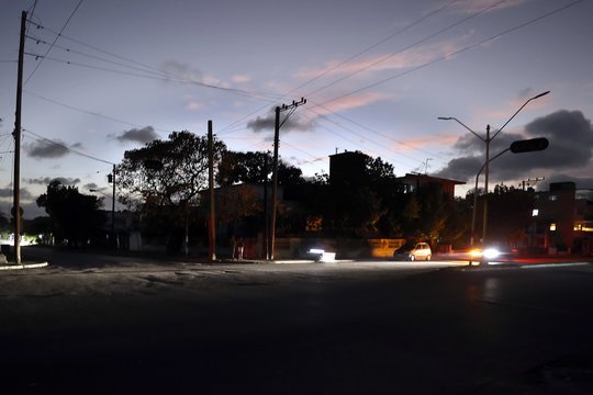 Skurdo prislėgta Kuba priėjo liepto galą: trūksta maisto, šalis skendi aklinoje tamsoje, oro linijos nutraukia skrydžius