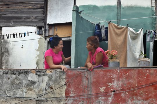 Skurdo prislėgta Kuba priėjo liepto galą: trūksta maisto, šalis skendi aklinoje tamsoje, oro linijos nutraukia skrydžius