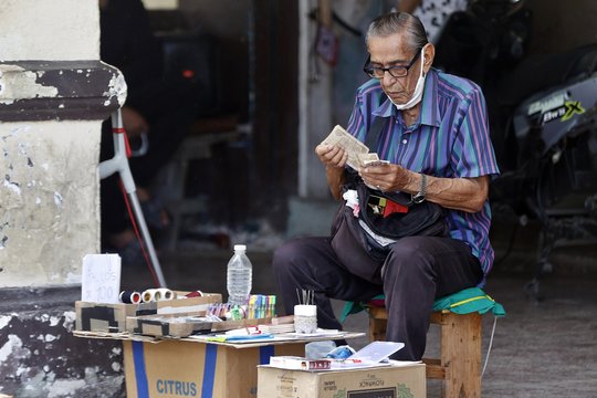 Skurdo prislėgta Kuba priėjo liepto galą: trūksta maisto, šalis skendi aklinoje tamsoje, oro linijos nutraukia skrydžius