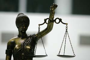 Išteisintas valstybės simbolių išniekinimu kaltintas buvęs policijos pareigūnas