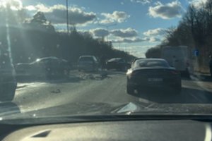Greitkelyje prie Kauno – siaubinga avarija: susidūrė 5 automobiliai, sužeisti 4 žmonės, vienas jų – be sąmonės