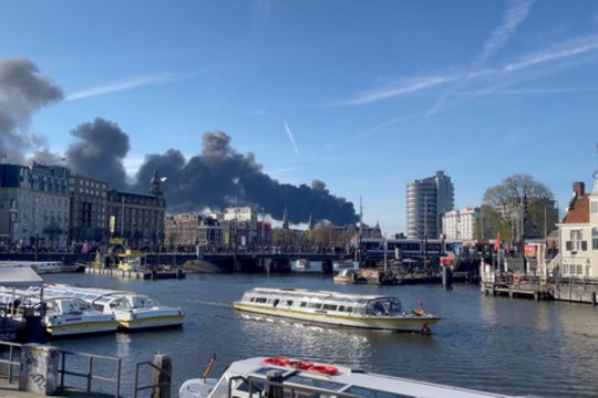 Amsterdame – milžiniškas gaisras: kilo juodi dūmų stulpai, gyventojams skubiai išsiųsti įspėjimai