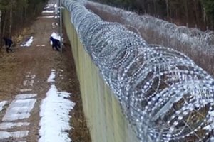 Iš Baltarusijos įsibrovusius 11 migrantų pasieniečiai persekiojo žeme ir iš oro