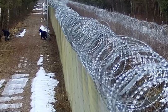 Iš Baltarusijos įsibrovusius 11 migrantų pasieniečiai persekiojo žeme ir iš oro