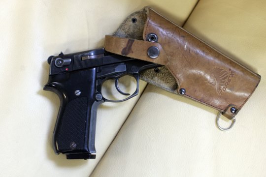 Tvarkydamas savo namo stogą, kaunietis rado pistoletą su 6 šoviniais