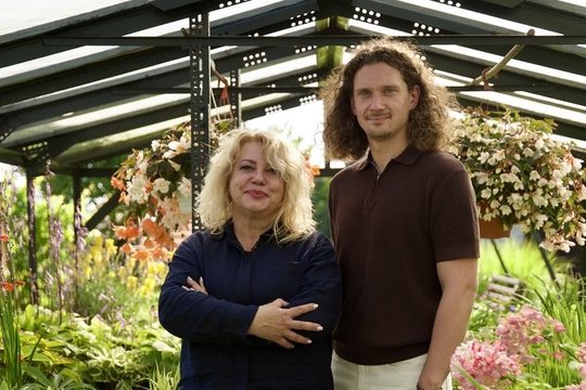 Mamos ir sūnaus duetas – nematytame amplua: laidų apie ūkį ir sodus vedėja A. Tubienė su sūnumi parodys kitą savo pusę