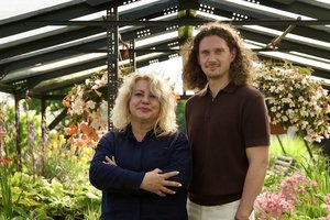 Mamos ir sūnaus duetas – nematytame amplua: laidų apie ūkį ir sodus vedėja A. Tubienė su sūnumi parodys kitą savo pusę