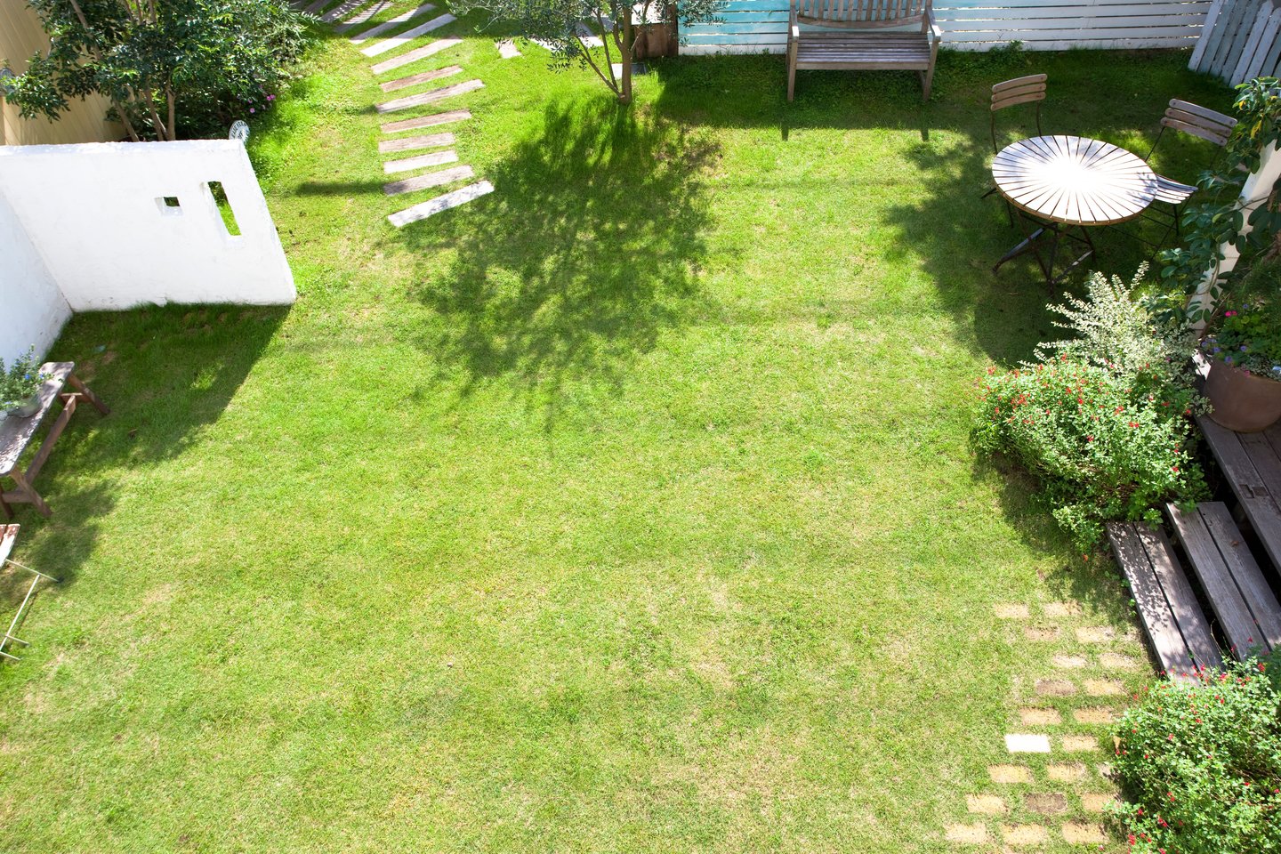 Sodo veja kasdien patiria didelę apkrovą: ant jos žaidžia vaikai, stovi baldai, be to, dar yra lietus, sausra ir temperatūros svyravimai.<br> 123rf nuotr.