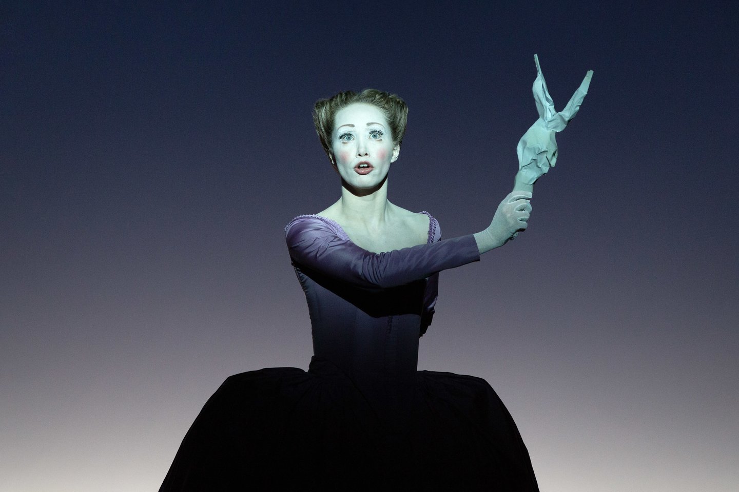 Kovo 20-sios vakarą Nacionaliniame Kauno dramos teatre įvyko išskirtinė premjera – legendinio režisieriaus Roberto Wilsono spektaklis „Septynios vienatvės“, sukurtas pagal Lietuvoje gimusio prancūzų rašytojo Oskaro Milašiaus tekstus.<br>Lucie Jansch nuotr.