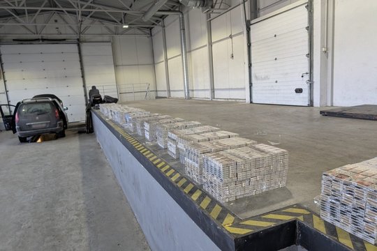 Automobilis tapo kontrabandos slėptuve: prikimšta beveik 12 tūkst. pakelių cigarečių