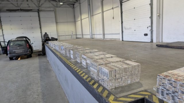Automobilis tapo kontrabandos slėptuve: prikimšta beveik 12 tūkst. pakelių cigarečių