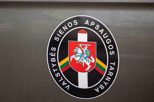 Prie sienos su Baltarusija pasirodė 11 migrantų: juos atlydėjo du vyrai