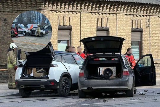 Didelė avarija Kaune – susidūrė „Peugeot“ su BMW, sužeistos 33 metų moteris ir 17-metė