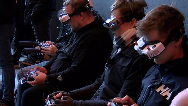 Pirmosios dronų varžybos Vilniuje: mėgėjai ir profesionalai išbandė trasą mažiems dronams