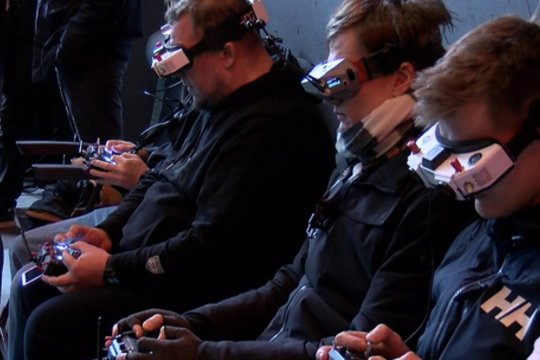 Pirmosios dronų varžybos Vilniuje: mėgėjai ir profesionalai išbandė trasą mažiems dronams