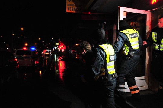 Panevėžio centre vandalas nusiaubė kavinę: spardė duris, išdaužė langą, nulaužė šviestuvus