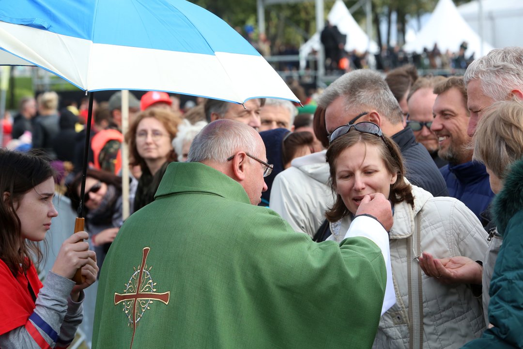 Ar galima per Velykas priimti Šventąją Komuniją be išpažinties?