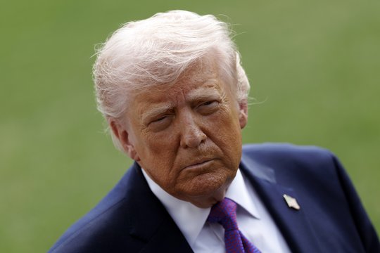 D. Trumpas šalia Baltųjų rūmų pastatė K. Kolumbo statulą