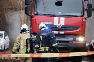 Kaune padegtas aikštelėje stovėjęs krovininis automobilis