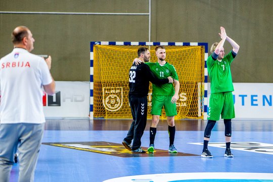 Serbijos rankinio rinktinė Utenoje mokino lietuvius, kaip pagerbti savo legendas