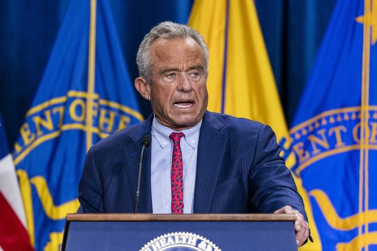 R. F. Kennedy kalba apie maistą tarsi stebuklingą vaistą, specialistai – apie tokių teiginių pavojų