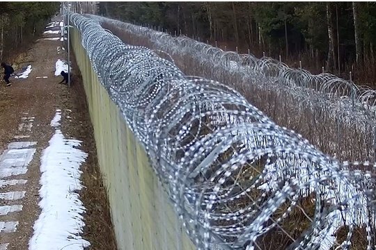 Iš Baltarusijos įsibrovusius migrantus pasieniečiai persekiojo žeme ir iš oro