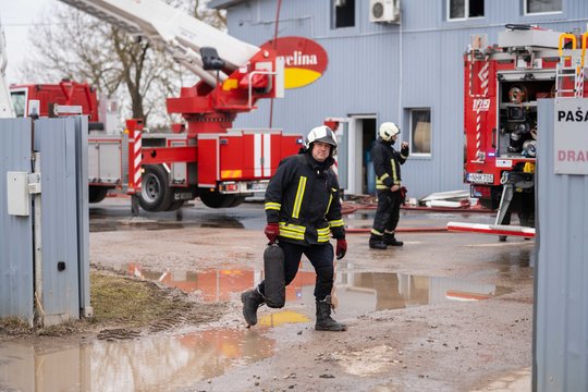 Kauno r. į dangų kyla juodų dūmų stulpas: pranešama apie didelį gaisrą