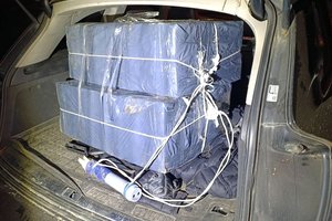 VSAT pareigūnai sulaikė oro balionu atskraidintas cigaretes ir tris jiems nepaklususius kontrabandininkus