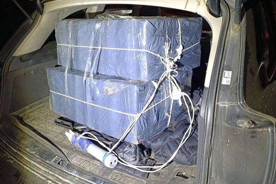 VSAT pareigūnai sulaikė oro balionu atskraidintas cigaretes ir tris jiems nepaklususius kontrabandininkus