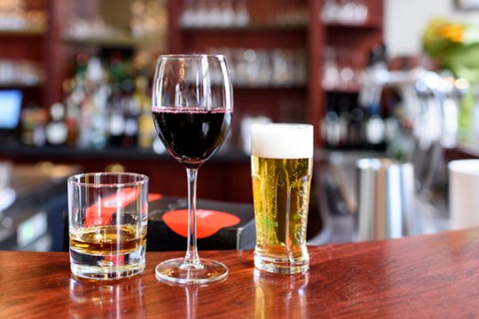 Alus, vynas ir spiritiniai gėrimai: paaiškėjo, kuris alkoholis kenkia mažiausiai