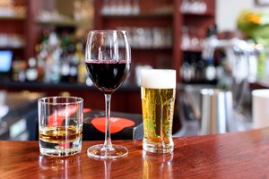 Alus, vynas ir spiritiniai gėrimai: paaiškėjo, kuris alkoholis kenkia mažiausiai