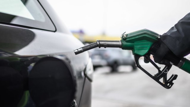 Europos šalys skirtingai reaguoja į brangstančius degalus: kai kur ribojamas įsigijimas