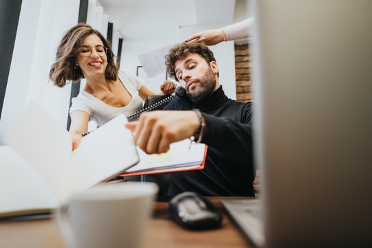 Vedęs vyras įsidarbino moteriškame kolektyve ir negali patikėti, kas ten vyksta