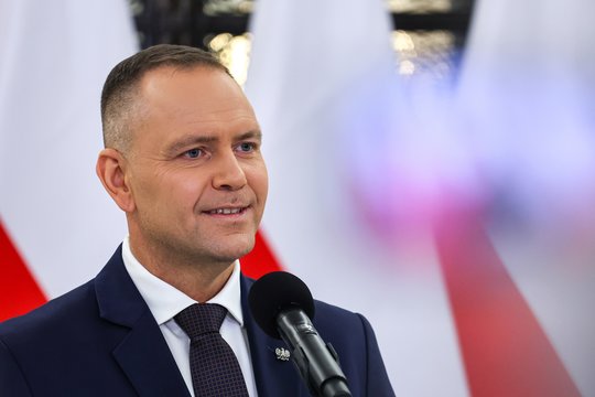 R. Sikorskį nustebino K. Nawrockio sprendimas susitikti su V. Orbanu