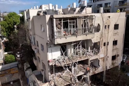 Tel Avive – sprogimų garsai ir raketų atakos: po Irano smūgių sužeisti šeši žmonės