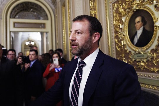 JAV Senatas naujuoju krašto saugumo sekretoriumi patvirtino buvusį mišrių kovos menų kovotoją