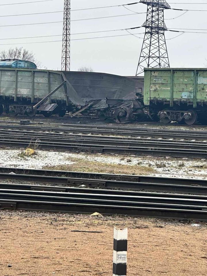Po rusų smūgio – suniokoti vagonai geležinkelyje.<br> Pranešimo žiniasklaidai nuotr.