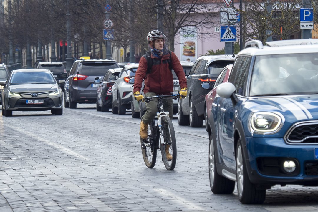Kai kurie vairuotojai raktelius vynioja į foliją: paaiškino, kam tą daro