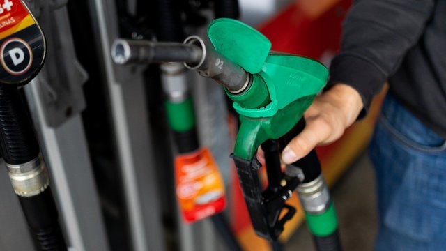 Griauna įsitikinimus dėl išleisto naftos rezervo: kainos iškart ir neturėjo kristi