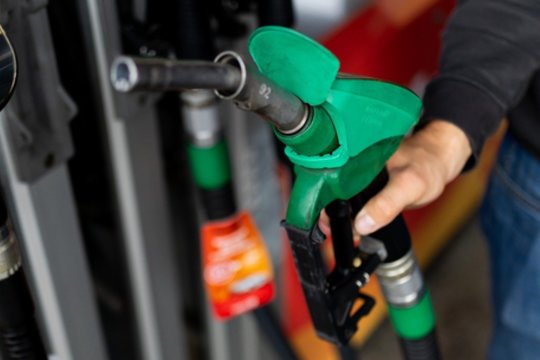 Griauna įsitikinimus dėl išleisto naftos rezervo: kainos iškart ir neturėjo kristi