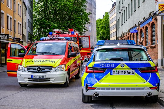 Vokietijoje traukinys susidūrė su automobilvežiu, sužeisti keli žmonės
