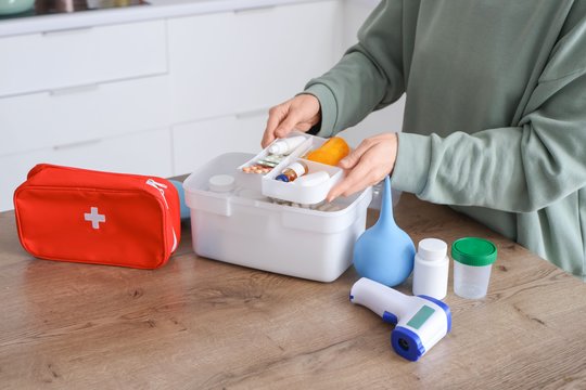 Antibiotikai namų vaistinėlėje: gydytojai ragina atsisakyti pavojingo įpročio