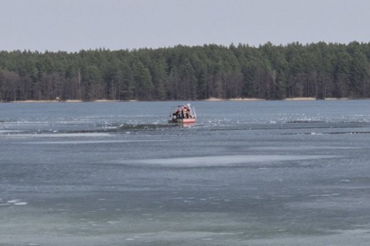 Tiesiai iš įvykio vietos: parodė, kaip Lavyso ežere vyksta drono nuolaužų paieškos