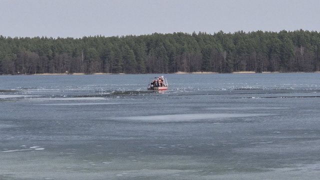 Tiesiai iš įvykio vietos: parodė, kaip Lavyso ežere vyksta drono nuolaužų paieškos