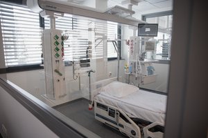 Vilniaus ligoninėje mirė pjaunamo medžio sunkiai sužalotas 90-ties metų vyras