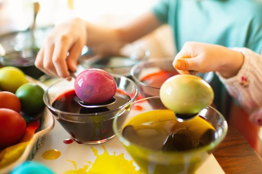 Išbandę šiuos būdus, į kiaušinių dažus nebežiūrėsite: kaip velykinius kiaušinius nudažyti natūraliai