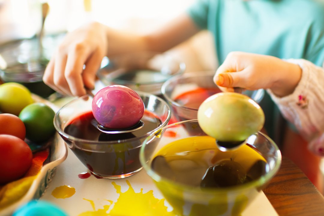 Išbandę šiuos būdus, į kiaušinių dažus nebežiūrėsite: kaip velykinius kiaušinius nudažyti natūraliai