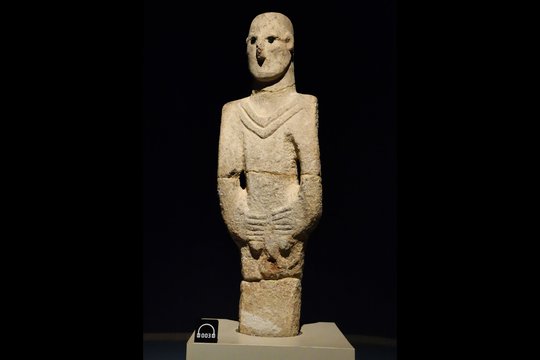 „Urfos žmogaus“ mįslė: ką bando pasakyti 11 000 metų senumo akmeninis milžinas su falu rankose